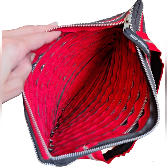 Handbad made of black and Red zipper. - Picture 4 of 5